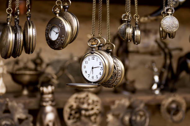 Réparation horloge et pendule ancienne a Marseille : Quelle est la différence entre une horloge ancienne et une horloge vintage ?