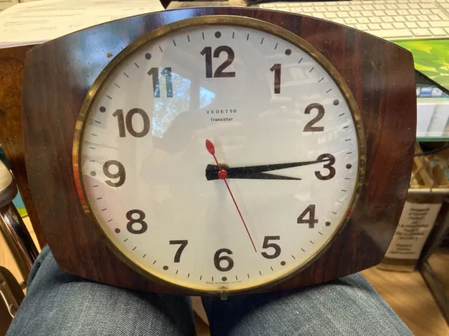 Réparation horloge et pendule ancienne Marseille : Comment un horloger-réparateur effectue-t-il des réparations sur une horloge de poche?
