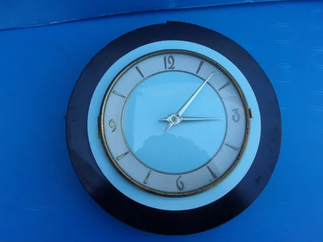 Réparation horloge et pendule ancienne Marseille : Comment un horloger-réparateur effectue-t-il des réparations sur une horloge mécanique?