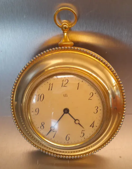 Réparation horloge et pendule ancienne Marseille : Comment un horloger-réparateur effectue-t-il des réparations sur une horloge à quartz?